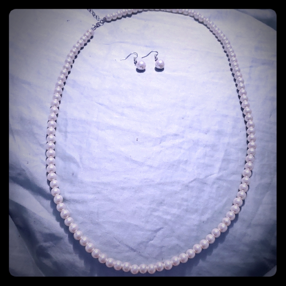 NEW Pearl Necklace and Earring Set in White